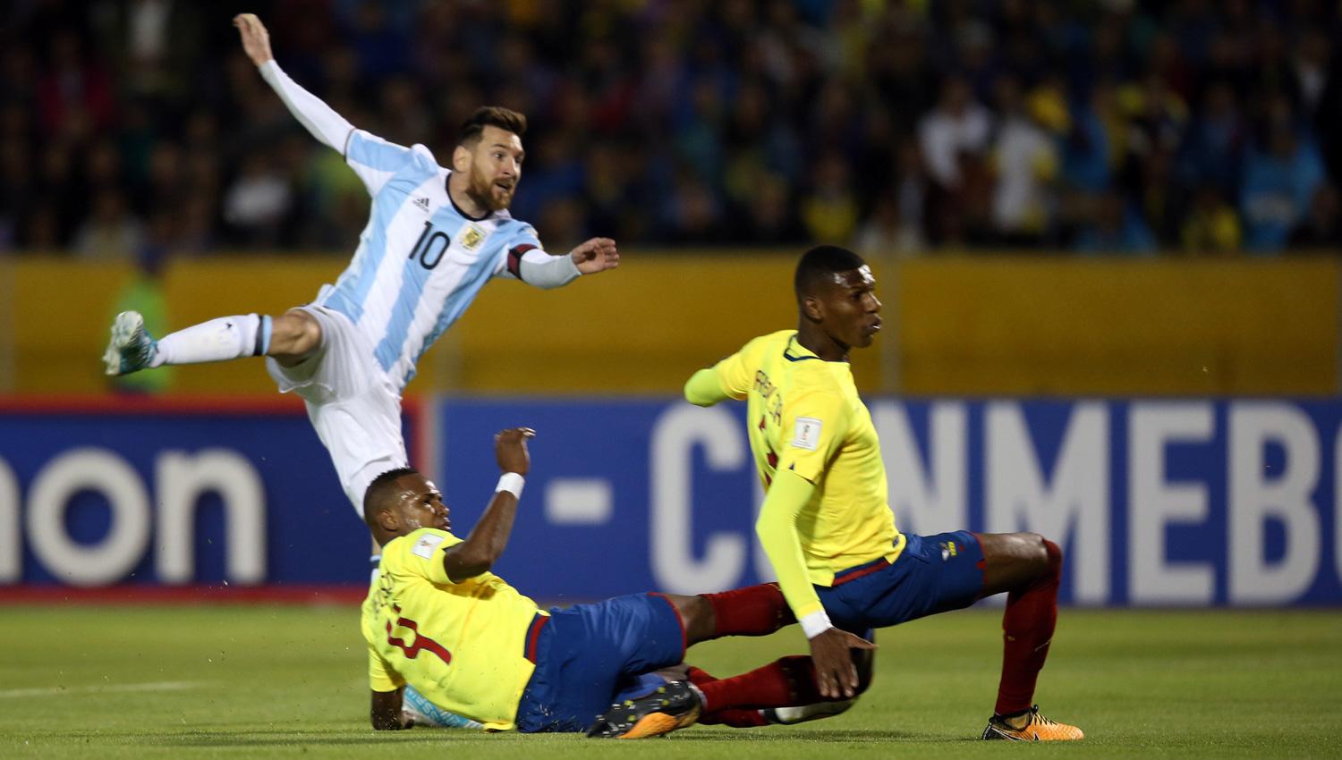 De la mano de Messi, Argentina le ganó a Ecuador y clasificó al Mundial