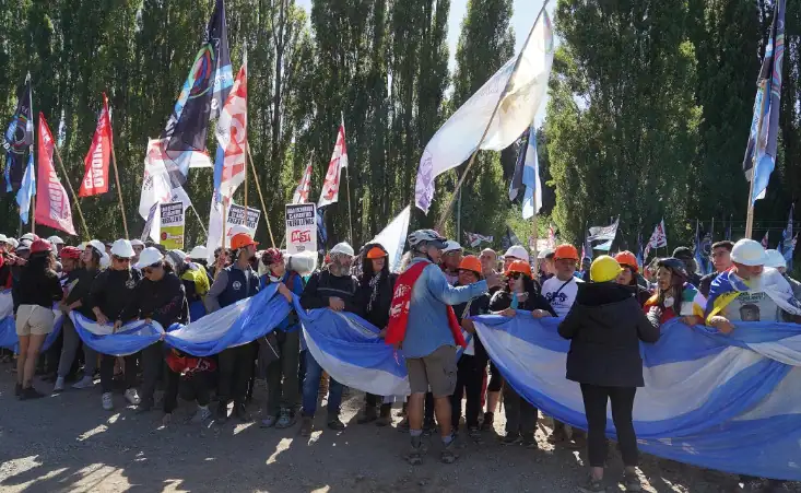 manifestantes lago escondido