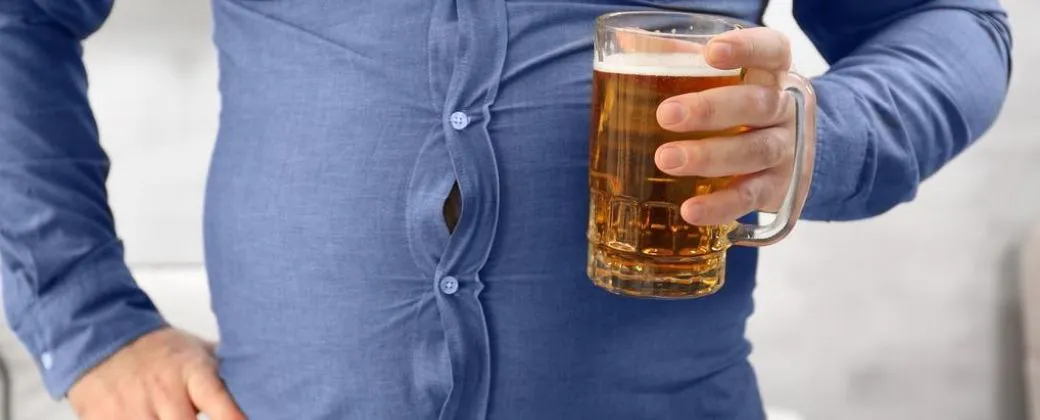 hombre cerveza
