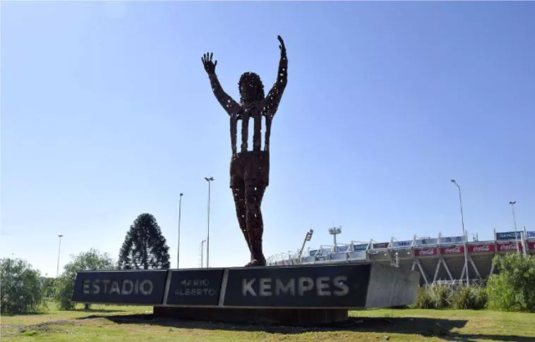 estatua Kempes