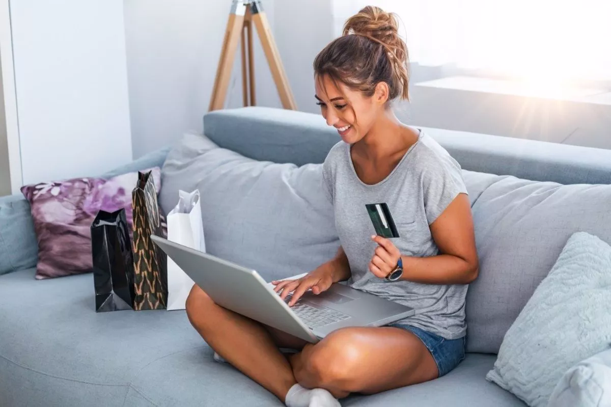 Adolescente compra inteligente